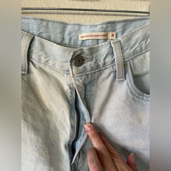 Levi’s Light Wash High Waisted Mom Distressed Jean Shorts Women’s Size 31/12 - Picture 2 of 14